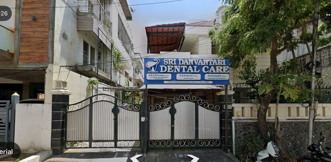 Exterior and signboard of Sri Danvantari Dental Care on Navalar High Road